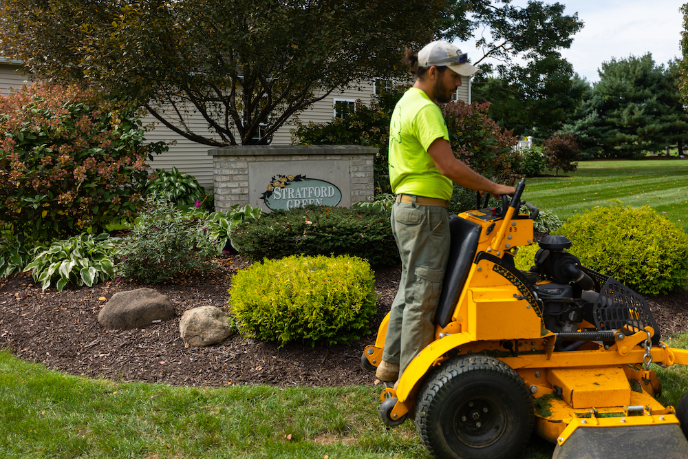 hoa-lawn-landscaping-schedule-what-you-can-expect